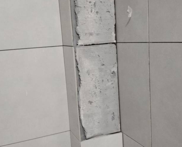 衡水瓷砖空鼓维修公司分享下瓷砖施工前基层浇水润湿程度不足，可能导致以下问题